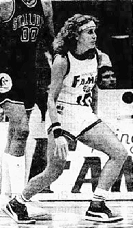 Nancy Lieberman on Springfield Flame USBL basketball team, guarded by 6-foot 9-inch Eric Fernsten of the Staten Island Stallions, 7/13/1986, from the Philadelphia Daily News, 7/17/1986.
