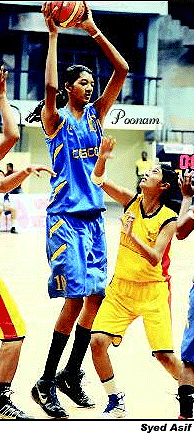 Poonam Chaturvedi, Indian Junior women's basketball player, for Chhattisgarh, being guarded by a player half her size.
