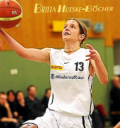 Image of Britta Hueske-Bcher, #13, Braunschweiger BG basketball player in the Regionalliga, going up for a layup.